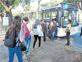  ?? MARCELO CARROLL ?? Micros. En el área metropolit­ana funcionan 336 líneas.