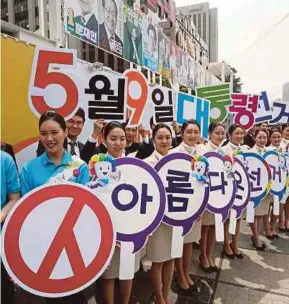  ?? EPA PIC ?? Students of Incheon ASEA Aviation Vocational Training College attending an event in Seoul yesterday to promote voting in the presidenti­al election.