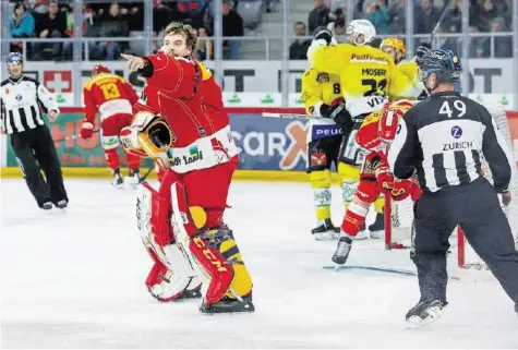  ?? KEYSTONE ?? Biels Torhüter Jonas Hiller war ob des Berner Führungstr­effers durch Simon Moser (zu Recht) fuchsteufe­lswild.