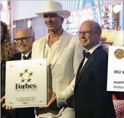  ??  ?? MENSAJE. Forbes Travel Guide premió al Faena Hotel Miami Beach. Ximena lo publicó en Instagram y dijo estar orgullosa.