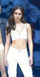  ??  ?? White hot: Julia Barretto is a vision onstage.