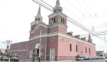  ??  ?? ► El emblemátic­o templo San Antonio de Padua, en Iquique.