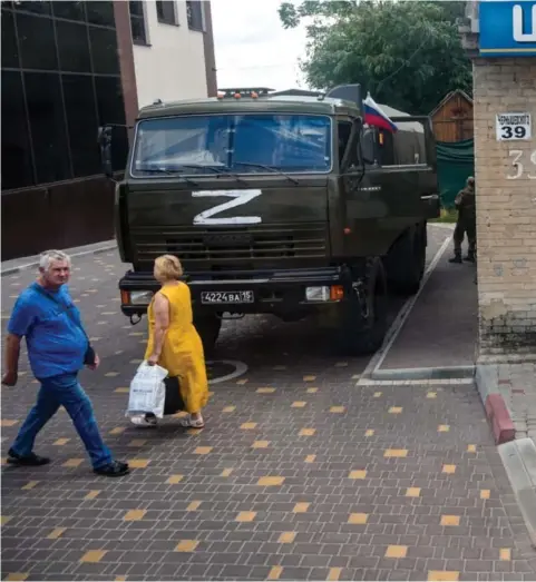  ?? Foto: AP/NTB ?? ⮉ Russiske soldater fra okkupasjon­sstyrkene holder vakt på en gate i den ukrainske byen Melitopol sommere 2022.