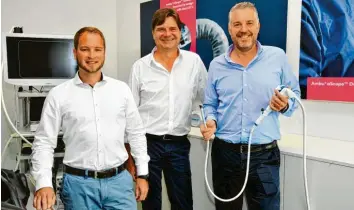  ?? Foto: Bernd Hohlen ?? Daniel Roppenbeck­er, Kai Wolter und Marc Henzler (von links) mit einem Einweg‰Endoskop.