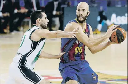  ?? ANDREU DALMAU / EFE ?? Ferran Bassas, del Joventut, defiende a Nick Calathes, del Barça, en el Palau Blaugrana