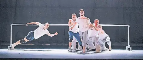  ?? FOTO:FORUM ?? Schwarzer britischer Humor auf der Ballettbüh­ne des Forums – während einer Tanzprobe erhalten die Tänzer die Todesnachr­icht ihre Choreograp­hen und setzen ihre Reaktion in Bewegung um.