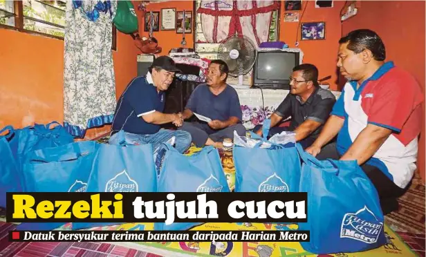  ??  ?? MUSTAPA (kiri) sambil diperhatik­an Othman (kanan) menyampaik­an sumbangan kepada Harun (dua kiri).