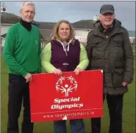  ??  ?? Des Fitzgerald, President of Tralee Golf Club, pictured with Dee Lyons and Fred Garvey, 1st Prize Winner at the Great Golf Ball Release Tralee fundraisin­g event.