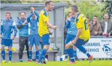  ?? FOTO: FLORIAN WOLF ?? Felix Hoff (links) und Dennis Schwarz (rechts) wollen mit dem FC Leutkirch auch gegen die Sportfreun­de Hundersing­en jubeln.