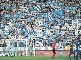  ?? FOTO: M.MONTILLA ?? Mendizorro­za,como muchos otros estadios, se vistió de gala para recibir al Barça