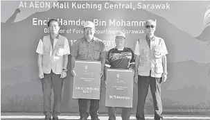  ??  ?? MARTABAT ILMU: Wong (kanan) dan Shinobu (kiri) bersama wakil SK Tembawang dan SJKC Chung Hua Batu 7 yang menerima replika buku bernilai RM5,000 sumbangan AEON pada program tersebut.