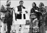  ?? Pramod Adhikari ?? Chief Minister Akhilesh Yadav distribute­s cheques in Lucknow on Saturday.