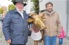  ?? FOTO: MONIKA FISCHER ?? Bürgermeis­ter Matthias Burth (rechts) übergibt die Goldene Kuh an ihren neuen Besitzer Kurt Harsch (links).