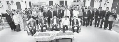  ??  ?? NYADIKA PENGINGAT : Manyin (duduk tengah) begambar bebala mayuh enggau penyereta kus di Institut Aminuddin Baki pampang Sarawak ditu, kemari.