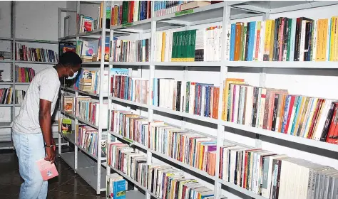  ?? ?? A Biblioteca Provincial do Huambo, parte da Rede Bibliotecá­ria de Angola, é das três mais visitadas no país