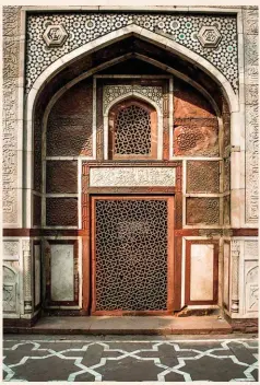  ??  ?? Nizamuddin Basti is also home to the tomb of Ataga Khan, Akbar’s prime minister. Below: Walk leader Asiya Qureshi narrates the story behind Chausath Khamba.