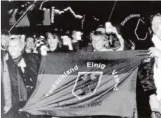  ??  ?? Alemanes celebrando la reunificac­ión en 1990 AP