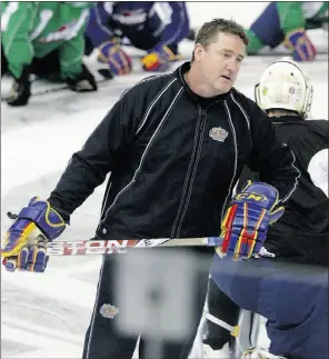  ?? Chris Schwar
z, The Journal, file ?? Edmonton coach Derek Laxdal instructs his team during a 2010 Oil Kings
practice at Rexall Place.