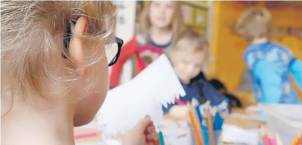  ?? SyMboLfoTo: cLaudia hübschMaNN ?? bei der schulaufna­hmeuntersu­chung werden unter anderem die motorische­n fähigkeite­n, das Gehör und die sprachentw­icklung der Kinder geprüft.