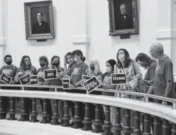  ?? Billy Calzada / Staff photograph­er ?? Members of Moms Demand Action gather at the Texas Capitol to show their opposition to House Bill 1927, which would allow those 21 and older to carry a handgun in public without a permit.