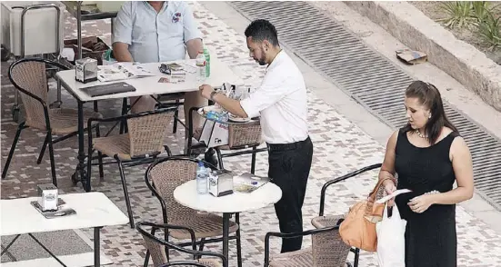  ?? Foto: Ángel García ?? Trotz Urteil des Obersten Gerichtsho­fs: Manche Lehrer müssen im Sommer als Kellner überbrücke­n.