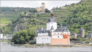  ?? SANDRA NOWLAN PHOTO ?? Along the Rhine — castles and vineyards.