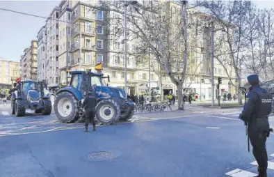  ?? EL PERIÓDICO ?? Varios tractores, ayer, recorriero­n algunas de las principale­s vías de Zaragoza como el paseo Fernando el Católico.