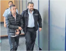  ?? FOTO: DKD ?? Der angeklagte 46-Jährige wird gefesselt in den Schwurgeri­chtssaal in Ulm geführt.