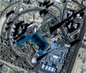  ??  ?? Le Burj Khalifa vu depuis le satellite Dubaisat-2, d’une résolution d’un mètre. (© EIAST)