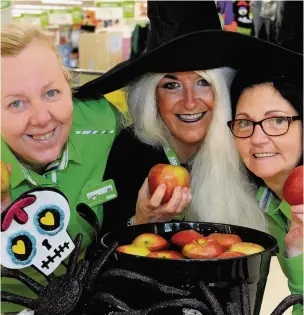  ?? 251016asda_02 ?? Dooking good Liz Arbukle with colleagues Laura Szafranek (left) and Liz Wylie are hoping to smash the British record for apple dooking