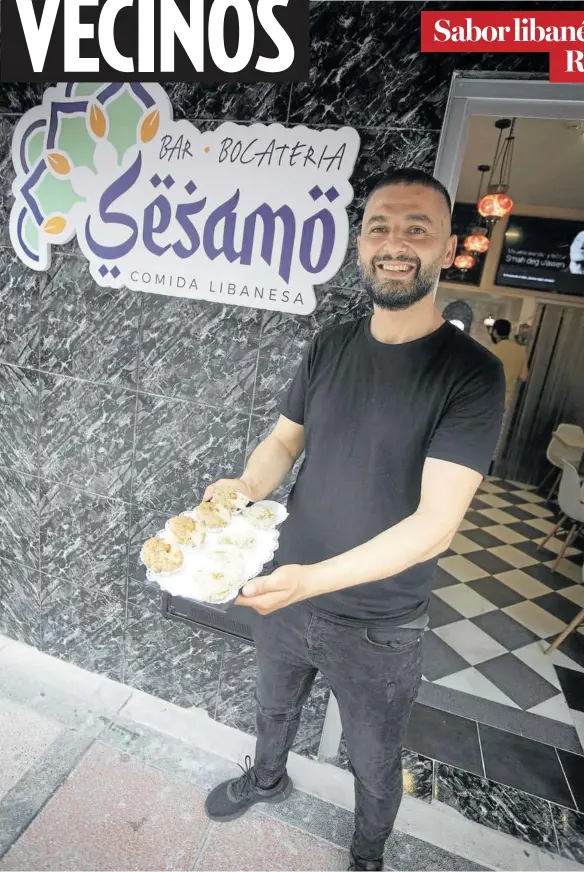  ?? Fotos: Unai Beroiz ?? Salah Dahmani, a las puertas de su bocatería libanesa ‘Sésamo’, en el número 30 de la calle Marcelo Celayeta.