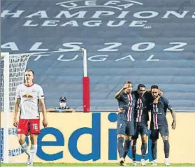  ?? FOTO: EFE ?? Mbappé, Di María y Neymar celebran el 0-2, obra del argentino