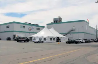  ??  ?? La superficie de l’abattoir Atrahan du chemin des Acadiens sera pratiqueme­nt doublée pour atteindre près de 325 000 pi2. À terme, on pourra y abattre jusqu’à 40 000 porcs par semaine, une production qui se compare à celle des plus grandes usines aux...