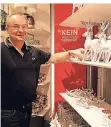  ?? FOTO: AMEL ?? Ingo Schulz verkauft schon Adventsdek­o im Pop-Up-Store.