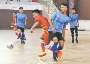  ??  ?? SENGIT: Pemain Betong ( jersi biru) mengawal pemain Limbang dalam aksi pembukaan Kejohanan Futsal Piala Menteri Pelanconga­n, Kesenian, Kebudayaan, Belia dan Sukan 2017 di Betong semalam.