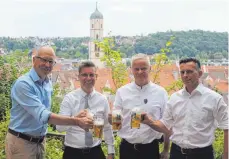  ?? FOTO: MARKUS FALK ?? Ulrich Zimmermann (v. l.), Rainer Fuchs, Frank Rust (Schützendi­rektion) und Christian Breckel (Berg-Brauerei) stoßen über den Dächern von Biberach mit dem Schützenfe­stbier an.