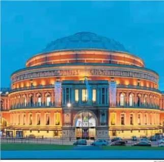  ?? REUTERS ?? Panorámica del exterior del mítico ‘Royal Albert Hall’, iluminado por la noche.