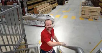  ?? PHOTOS: BEV LACEY ?? NEW BUNNINGS: Bunnings store manager David Olzard is ready for the grand opening.