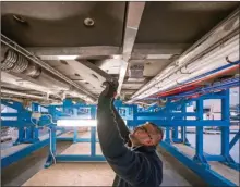  ??  ?? Le technicien peut travailler sans contrainte­s sous le plancher en aluminium pour y préparer le câblage électrique, les évacuation­s ou, comme ici, finaliser l’isolation.