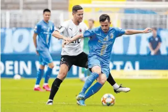  ?? FOTO: KARINA HESSLAND/IMAGO IMAGES ?? Ein Jahr lang trug Daniele Gabriele (re.) das Trikot des Drittligis­ten FC Carl Zeiss Jena, künftig spielt der 25-Jährige für Türkgücü München.