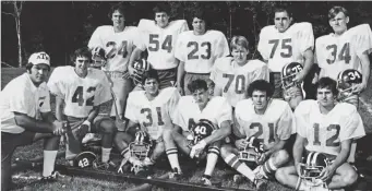  ?? Courtesy of Scranton Times-tribune ?? Vic Fangio, first player on the left in the second row, was a “coach on the field” while playing safety for the Dunmore (Pa.) High School team in the mid-1970s.