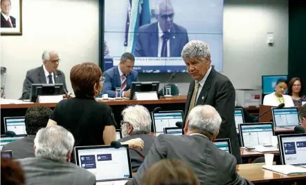  ?? Pedro Ladeira/Folhapress ?? Reunião do Conselho de Ética da Câmara, que determinou a aplicação de uma advertânci­a ao deputado Jean Wyllys