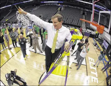  ?? CHARLIE RIEDEL / AP ?? Oregon coach Dana Altman cuts down the net Saturday after the Ducks’ Midwest Regional final win over No. 1 seeded Kansas to reach the Final Four.