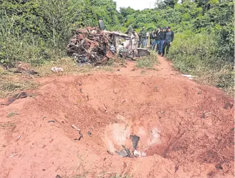  ?? ?? La explosión de la bomba del EPP dejó un pozo de al menos un metro de profundida­d en el camino rural comprendid­o entre las estancias Paraíso y San Jorge, ya en territorio de Amambay.