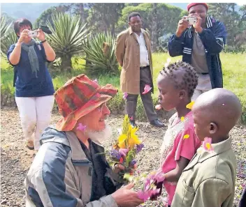  ?? FOTOS: PRIVAT ?? Heinz Rothenpiel­er erhält zur Begrüßgung von kongolesis­chen Kindern Blumen. Der 69-Jährige ist Stammgast in dem afrikanisc­hen Land, war schon rund 30 Mal dort.