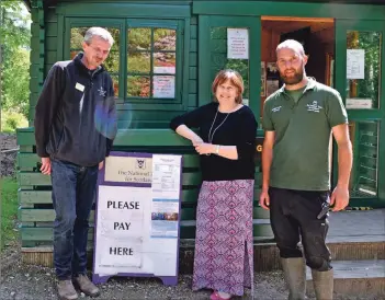  ?? 01_B23castle0­1 ?? Chris Mills, Jill Bunyan and Tim Keyworth with a clear ‘please pay here’ sign at the Cladach entrance.