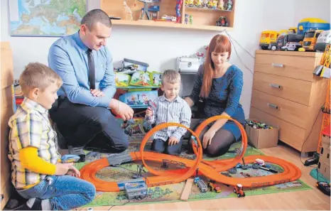  ?? FOTO: MICHAEL HOCHHEUSER ?? Bewusst nach Bubsheim gekommen: Die polnische Familie Grabowski mit den Eltern Hubert und Kamila sowie den Söhnen Kajetan (links) und Marcel.