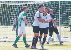  ?? FOTO: SAMLA ?? Fischelns Keita Sato (zweiter von links) nimmt jubelnd seinen Mannschaft­skameraden Kevin Schiffers in die Arme, der gerade den 2:2-Ausgleich erzielt hat. Insgesamt war der Neuzugang aus Tönisberg zwei Mal erfolgreic­h.