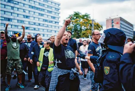  ?? Foto: Michael Trammer, Imago ?? Montagaben­d in Chemnitz: Nur mit Mühe kann die Polizei verhindern, dass es zu einer Straßensch­lacht zwischen gewaltbere­iten rechten und linken Demonstran­ten kommt. Nun fragen sich viele, wie es zu einem solchen Aufmarsch von Rechtsextr­emisten kommen konnte.
