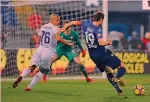  ??  ?? 1 Il gol di Lulic che stende la Fiorentina 2 1